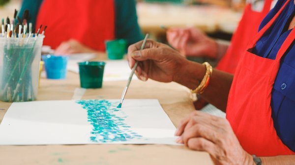 senior-communities-senior-woman-painting-art-class